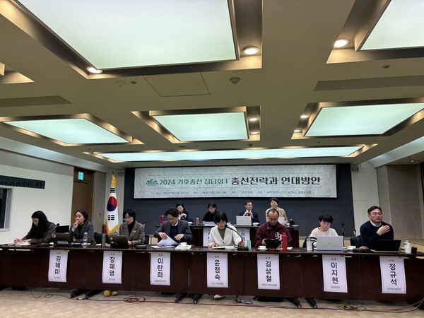 2024 기후 총선 집담회에는 신근정 로컬에너지랩 대표가 사회를 맡고, 이유진 녹색전환연구소 소장, 서복경 더가능연구소 대표, 이관후 건국대학교 교수가 발제를 진행했다. 토론 패널에는 윤정숙 60+기후행동 운영위원, 김상철 기후위기비상행동 정치특별위원회 위원장, 이지현 참여연대 사무처장, 정규석 한국환경회의 운영위원, 이탄희 더불어민주당 국회의원, 장혜영 정의당 국회의원, 김혜미 녹색당 부대표, 정혜림 국민의힘 영입인재가 참석했다./임팩트온