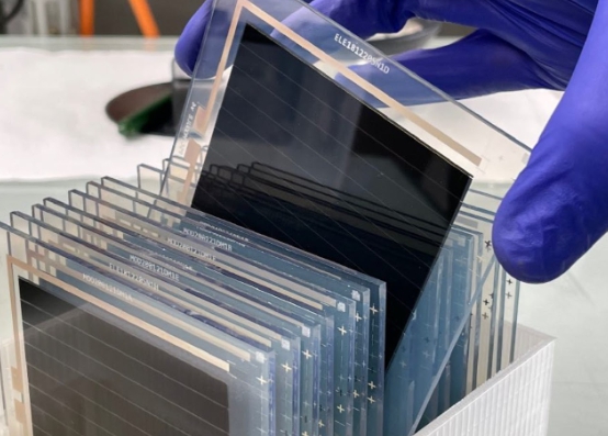  페로브스키아의 전지 셀은 사진처럼 유리에 인쇄한다./홈페이지