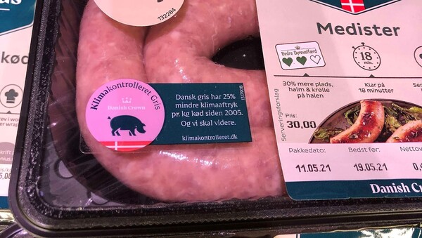 자사의 돼지고기 제품에 ‘기후변화 조절’ (Klimakontrolleret)이라는 용어를 사용해 그린워싱 비판을 받은 대니쉬 크라운/그린피스