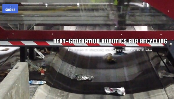  글레이셔의 홈페이지. 컨베이어를 타고 지나가는 폐기물에서 로봇이 재활용 소재를 분리하고 있다.