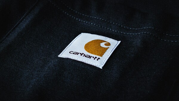 지난주 의류 브랜드 칼하트(Carhartt)가 중고 상품을 매장 크레딧으로 교환해 주는 재판매 프로그램을 미국 전역으로 확대했다./Unsplash