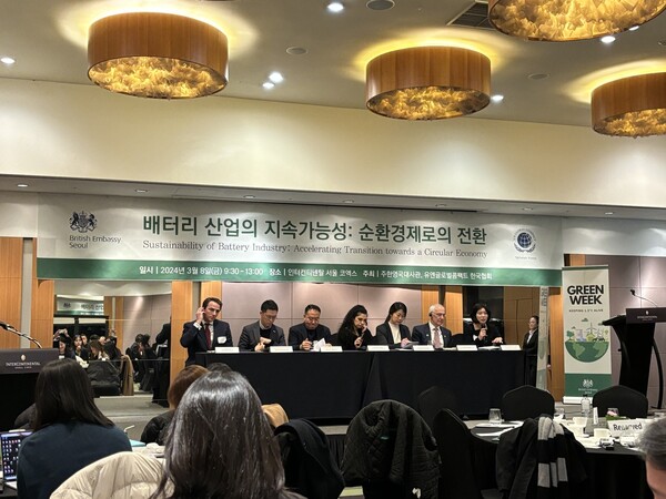 주한영국대사관과 유엔글로벌콤팩트 한국협회는 서울 강남구 소재의 인터컨티넨탈 서울 코엑스 비바체룸에서 세미나를 개최했다. 세션 1은 김희영 한국무역협회 팀장과 릴리아 기타리-리코브스키 영국산업통상부 선임 투자 매니저가 한국과 영국의 배터리 재활용 정책을 주제로 발표했다. 세션2는 유장용 두산리사이클솔루션 팀장과 정회림 에코프로 경영전략실장이 자사의 배터리 산업 전략을 소개하고 지속가능성 데이터 서비스를 제공하는 기업 민바이로(Minviro)의 로버트 펠 CEO는 배터리 산업 내 지속가능한 공급망의 중요성을 주제로 발제했다. /임팩트온