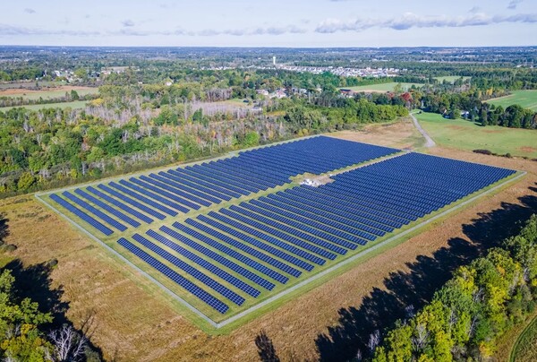 미국에서 가장 규모가 큰 커뮤니티 솔라 업체인 넥셈프의 태양광 어레이 사진./홈페이지