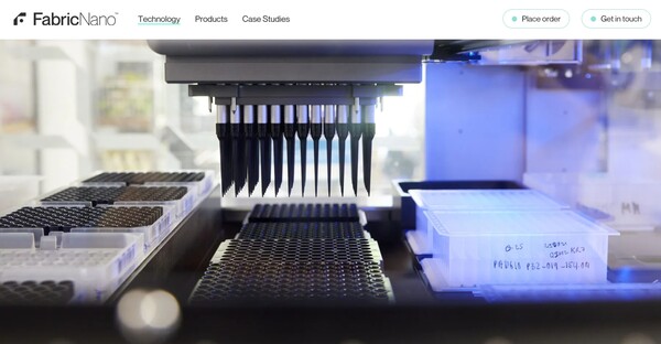  패브릭나노가 나노 기술로 단백질 효소 제품을 만드는 공정의 사진./홈페이지