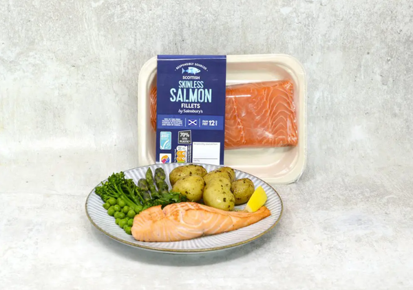 영국의 슈퍼마켓 체인 세인즈버리가 플라스틱을 감축하기 위해 자사 브랜드의 닭고기 및 생선 라인에 변경된 포장을 도입할 예정이라고 밝혔다./ 세인즈버리