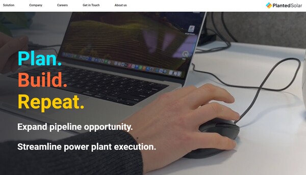  혁신적인 태양광 발전 설치 기술을 갖고 있는 플랜티드 솔라의 홈페이지.