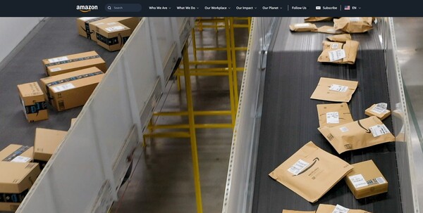  미국 아마존의 이노베이션 센터에서 자동으로 택배를 분류, 포장하고 있다./홈페이지