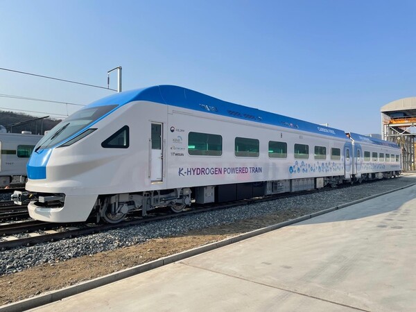 친환경 수소전기열차 시험차량 / 국토교통부