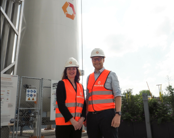 탈탄소화 파트너의 최고투자책임자 메건 샤프(왼쪽)와 뉴스타크의 공동 CEO 겸 설립자 요하네스 티펜탈러(오른쪽)/뉴스타크