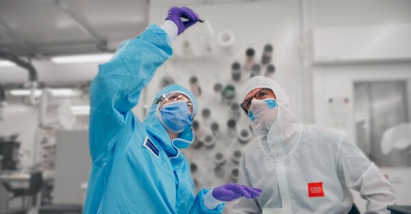  스텔란티스의 연구원과 CEA의 연구원이 서로 샘플을 확인하고 있다./CEA 홈페이지