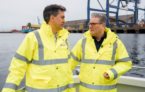 키어 스타머 영국 총리(오른쪽)과 에드 밀리밴드 에너지안보·넷제로부 장관 / 영국 노동당