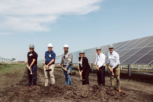 기업, 지역 사회 지도자 및 프로젝트 파트너가 메이슨 시티의 셰브론 재생에너지 그룹에 합류하여 태양 전지판 설치를 축하하는 기공식에 참석했다./셰브론 홈페이지