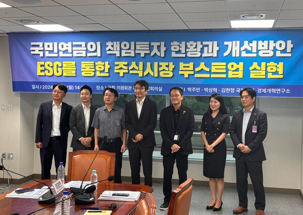 토론회 발제자와 토론 패널로 (왼쪽부터) ▲윤철민 대한상공회의소 ESG 경영팀장 ▲문성 율촌 변호사 ▲이종오 한국사회책임투자포럼 사무국장 ▲이창민 경제개혁연구소 부소장 ▲박주민 국회보건복지위원회 위원장(더불어민주당 국회의원) ▲황현영 자본시장연구원 박사 ▲이석원 국민연금 기금운용본부 전략부문장이 참석했다. 토론 좌장은 박주민 위원장, 발제는 이창민 부소장이 맡았다./임팩트온