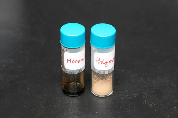  정호용 교수가 개발한 폴리머의 사진. 오른쪽이 폴리머다./플로리다 주립대 웹사이트.