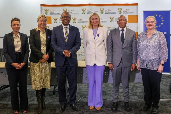 유럽연합(EU)은 남아프리카공화국의 그린수소 계획을 지원하기 위해 약 471억원의 보조금을 제공한다고 밝혔다./유럽연합