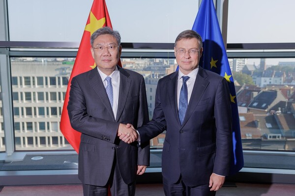 유럽연합(EU)와 중국이 중국산 전기 자동차에 대한 고율관세를 새롭게 검토할 것이라는 가능성이 거론됐다./X @VDombrovskis