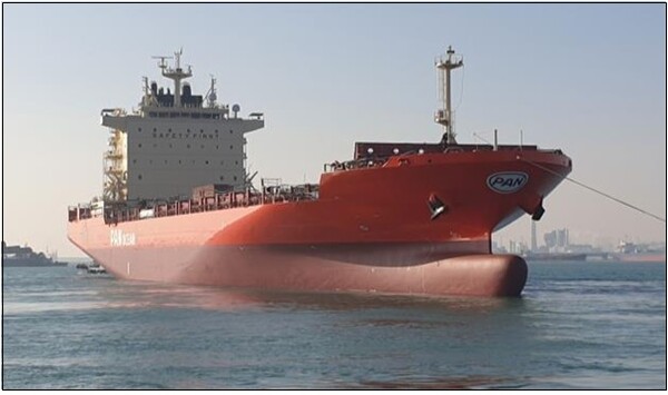  산업부와 해양수산부가 공동으로 한국형 자율운항선박 시스템을 실증하는 컨테이너선의 출항식을 개최했다./산업부.