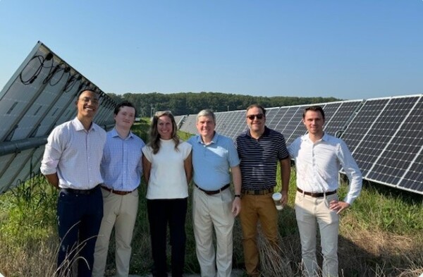 클라이밋 유나이티드의 CEO 베스 바포드(왼쪽에서 세 번째)와 시닉 힐 솔라의 CEO 빌 홀터(왼쪽에서 네 번째)/클라이밋 유나이티드