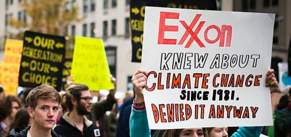 엑손모빌을 비판하는 시위 현장 / 네덜란드 소재 다국적 기업연구센터 SOMO