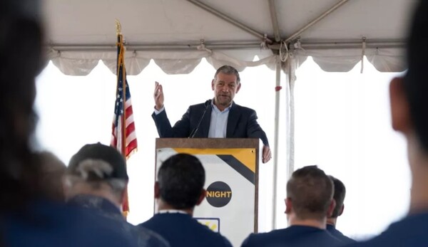 브라이트나이트의 CEO인 마틴 허만이 투자 받은 태양광 프로젝트 '박스 캐년(Box Canyon)'에 대해 설명 중이다./브라이트 나이트