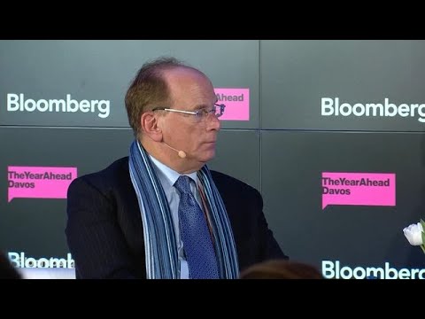 블랙록의 래리핑크 CEO는 최근 기후변화 대신 퇴직연금과 대체 인프라 투자를 강조하고 있는 것으로 나타났다.