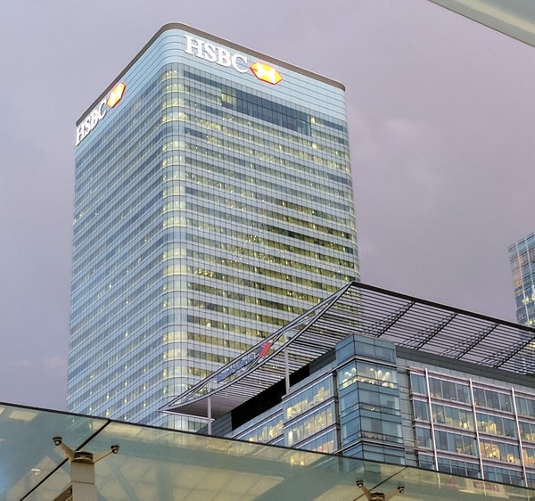 HSBC가 최고 지속가능성 책임자를 임원 위원회에서 해임했다. 이로서 은행의 우선순위가 바뀌는 것이 아니냐는 우려가 제기됐다./HSBC