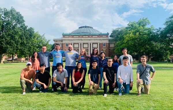  미국 일리노이 대학교의 샤오 슈 교수의 연구팀 단체 사진./홈페이지.