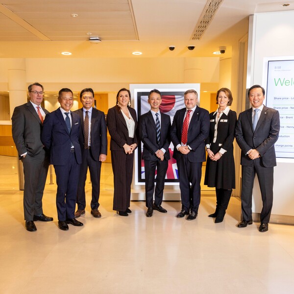  BP와 일본의 JERA의 해상풍력 합작법인 설립 계약에 관한 서명식 후 기념촬영./JERA 홈페이지.