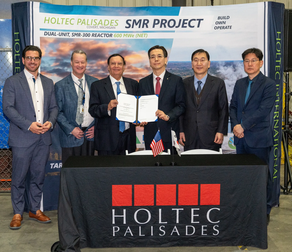  홀텍, 현대건설, 현대차 관계자가 미국 최초의 SMR을 발표하는 기념사진을 촬영했다./홀텍 홈페이지.