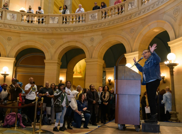 미네소타 주의회에서 연설하고 있는 셸레타 브런디지/셸레타 브런디지 웹페이지