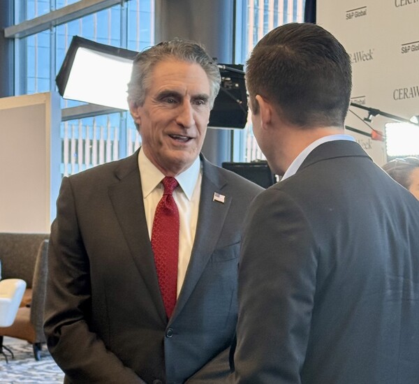 미국 내무부장관인 더그 버검(Doug Burgum)이 폐쇄된 석탄 발전소를 재가동해야 한다고 주장했다./더그 보검 장관 X