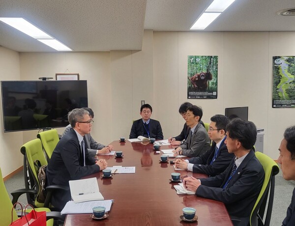  정기용 기후변화대사가 일본의 지구규모과제 심의관과 양자 면담을 갖고 있다./외교부.