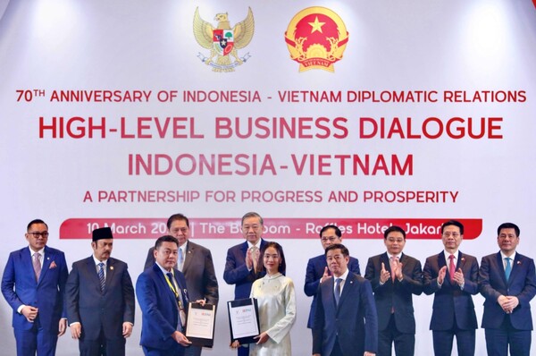  인도네시아와 베트남의 고위급 인사가 양해각서를 주고 받고 기념사진을 촬영했다./빈패스트 홈페이지.
