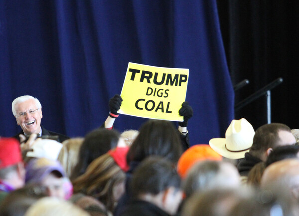 'Trump Dig Coal'이라는 슬로건을 통해 석탄산업 활성화를 약속한 트럼프 대통령/Wikimedia
