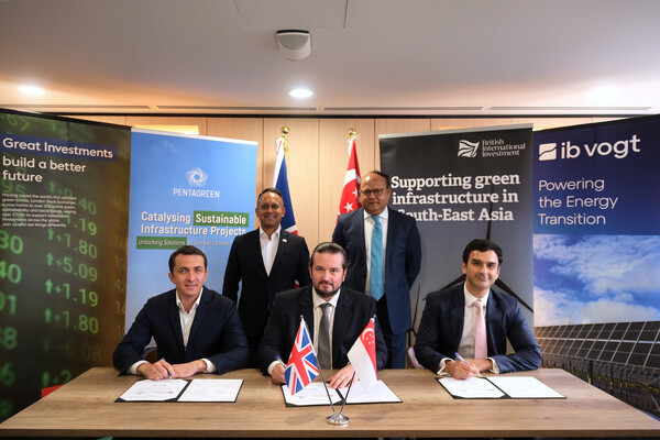  테마섹이 지원하는 펜타그린 캐피탈, BII, ib vogt의 관계자가 협력을 합의한 문서에 서명하고 있다./펜타그린 홈페이지.