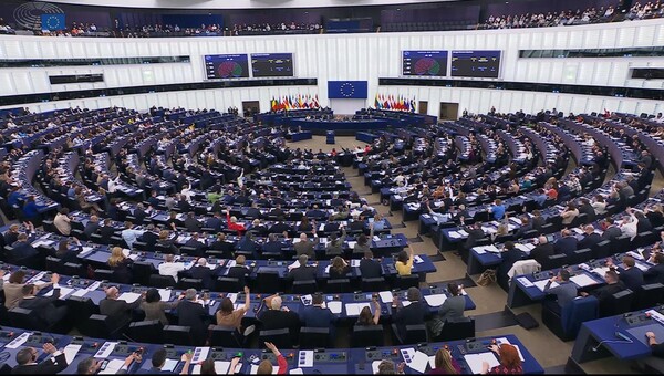 유럽 ​​의회가 지난 3일(현지시간), 기업 지속가능성 보고지침(CSRD)과 기업 지속가능성 실사지침(CSDDD)의 시행 일정을 표결을 통해 늦추기로 합의했다./유럽의회