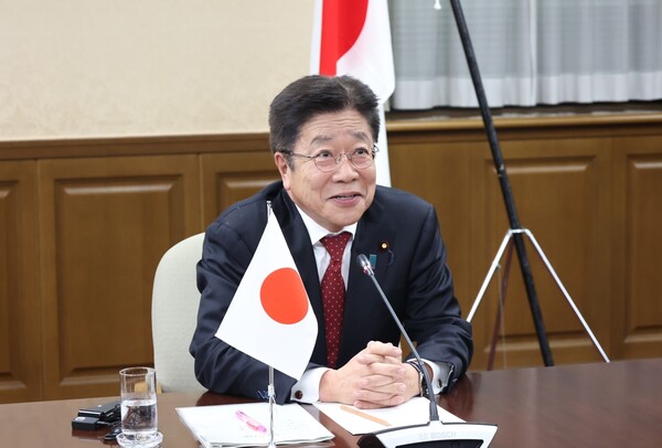 미국 트럼프 대통령이 시행한 관세로 일부 일본 기업이 타격을 입었다는 조사 결과가 나왔다. /일본 재무성 X