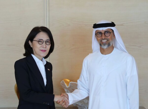 외교부 강인선 외교부 제2차관과 수하일 모하메드 알 마즈루이 UAE 에너지·인프라부 장관이 악수하고 있다./외교부.