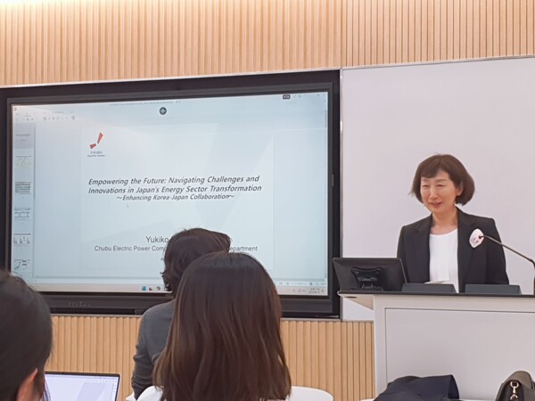 추부전력 유키코 모리시타(Yukiko Morishita) 글로벌비즈니스  본부장(Executive Officer)은 지난 24일 서울 고려대 에너지환경대학원 하윤희 교수의 초청특장에서 일본의 에너지 위기와 탈탄소 정책의 현실을 진단하며, 추부전력의 전략적 대응 방향을 상세히 밝혔다.