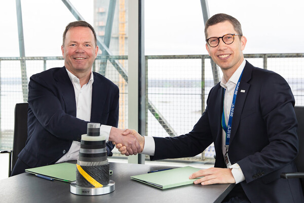  노르스크 하이드로와 NKT가 EU 그리드용 저탄소 알루미늄 공급을 위한 계약을 체결하고 있다./하이드로 홈페이지.