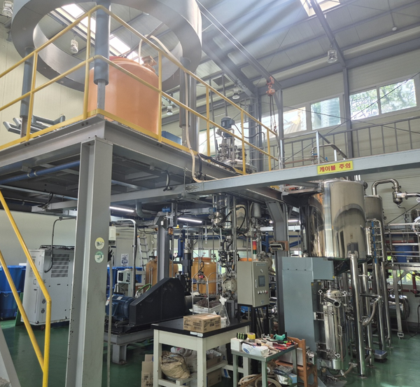  초임계 가수분해 시설 사진./국립산림과학원.