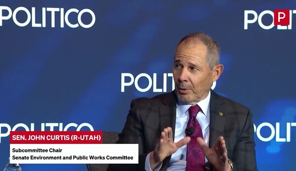 미 하원에서 통과된 초대형 예산안의 상원 통과 절차를 앞두고 일부 조건에 대한 수정이 필요하다는 의견이 제기됐다./폴리티코 라이브 X