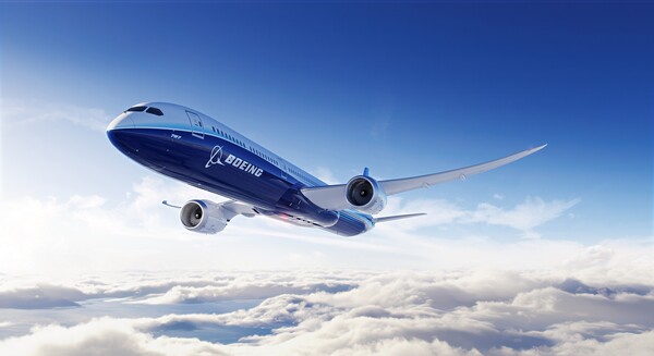 보잉이 지난 5월 주문 급증에도 불구하고 에어 인디아 사고로 인해 위기에 직면했다./보잉 X