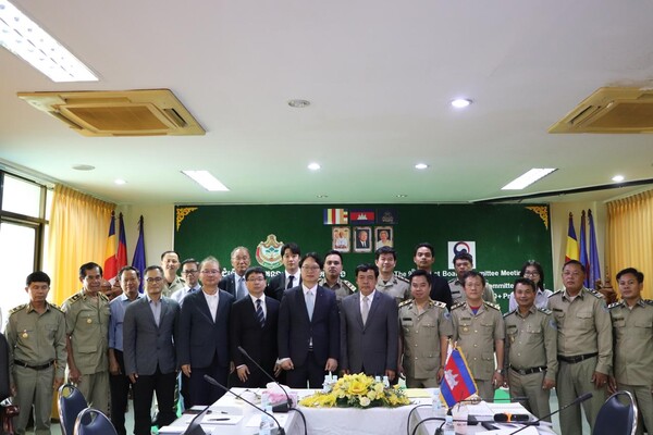  한-캄 REDD+ 9차 자문위원회에 참석한 양국 관계자들의 기념 촬영./산림청.