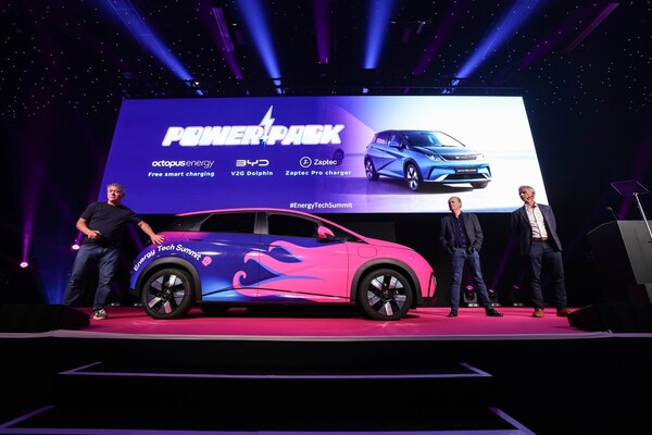  BYD, 옥토퍼스 에너지가 V2G기술을 사용한 파워팩 번들 공개 현장 사진./옥토퍼스 에너지 홈페이지.