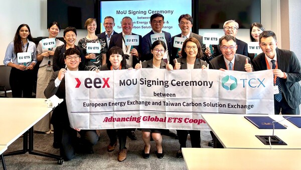 환경부, 독일 연방공화국 타이베이 대표부, TCX, EEX 팀 대표들의 단체 사진./TCX 홈페이지.