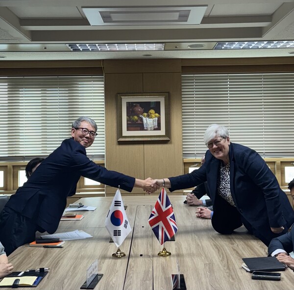  정기용 기후변화대사가 영국의 기후특별대표와 만나 악수하고 있다./외교부.