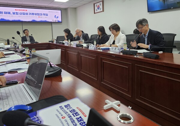 이병식 본부장이 토론문을 발언하고 있다. / 임팩트온