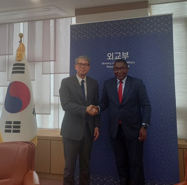  정기용 기후변화대사가 유엔 사무총장 기후행동특보 겸 사무차장보 셀윈 하트와 만났다./외교부.