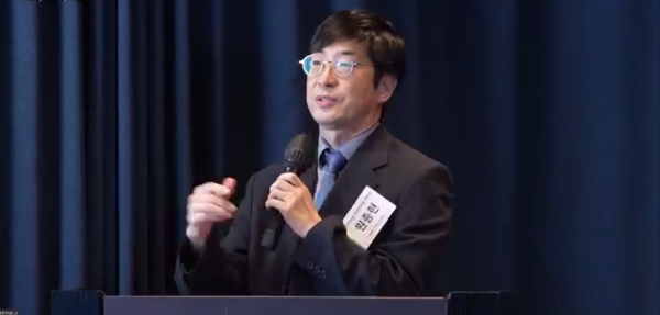 국민연금의 역할에 대해 설명하고 있는 원종현 위원장
